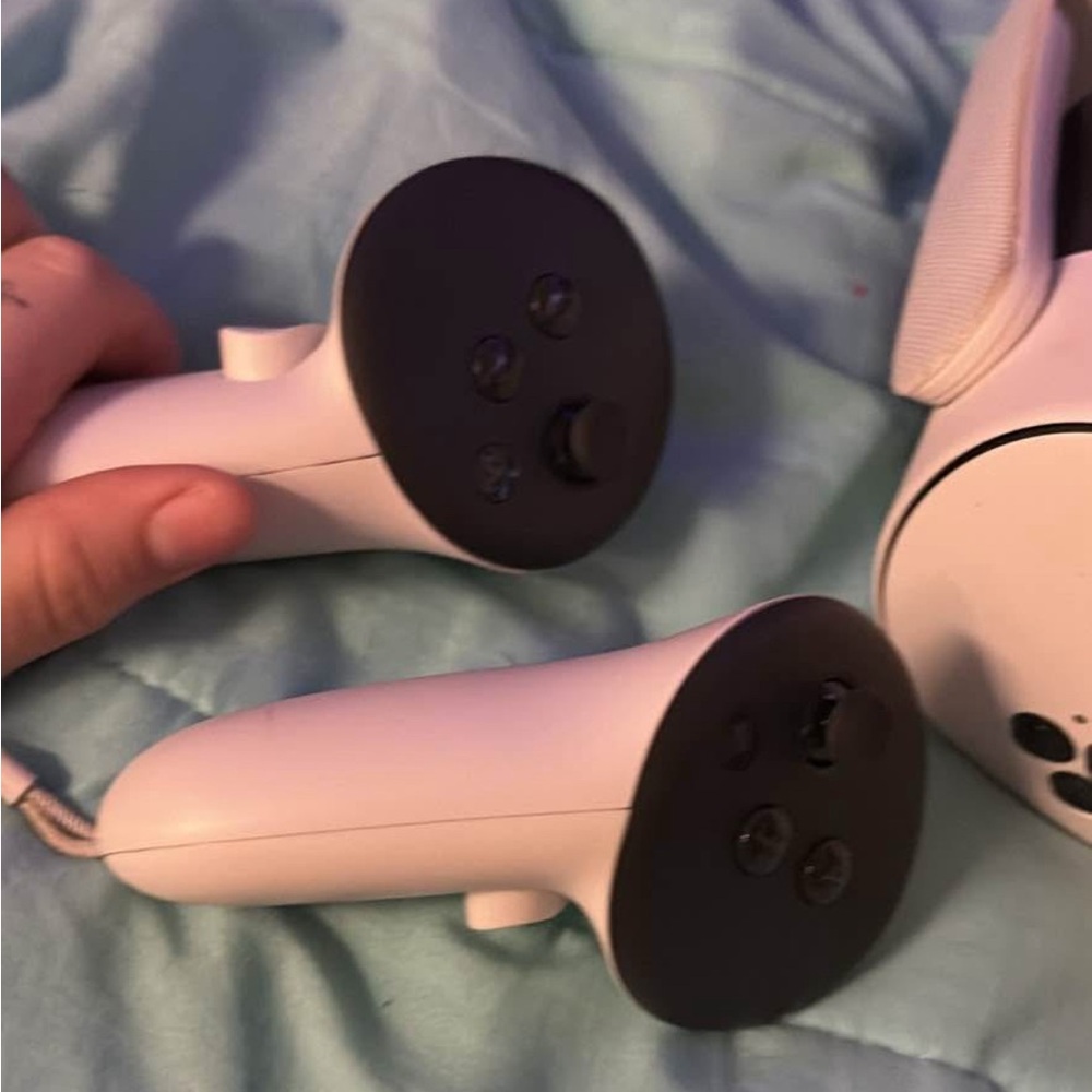 White VR Headset mega quest 3s brand new - Picture 2 of 3